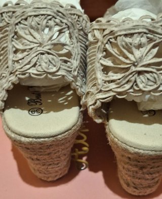 Sandalias cuña beige con tiras