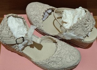 Sandalias cuña beige con tiras