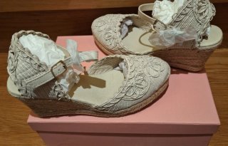 Sandalias cuña beige con tiras