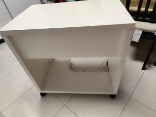 Escritorio pequeño con ruedas. A recoger en Ermua