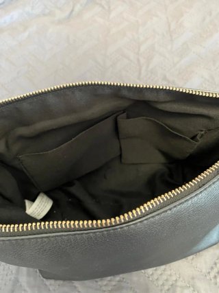 Bolso negro con cadena plateada