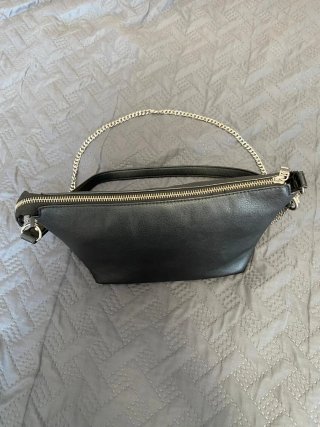 Bolso negro con cadena plateada