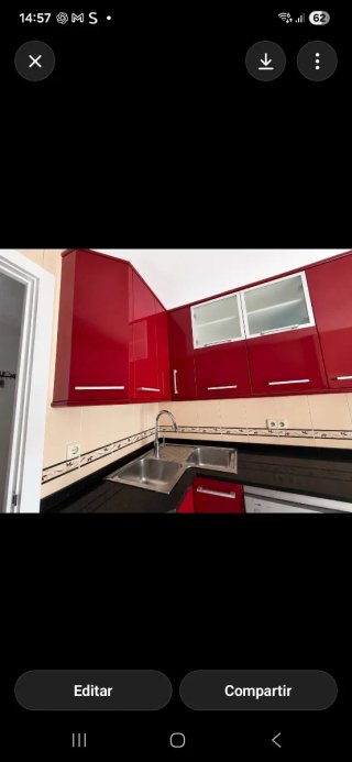 Cocina moderna roja y plateada