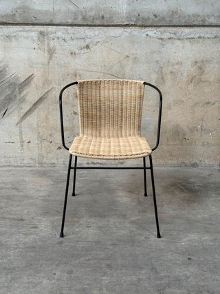 Silla apilable Eltiera de ratán sintético con estructura y brazos de acero negro