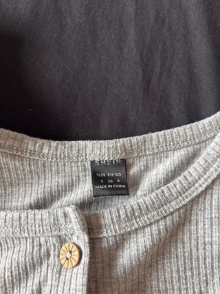 Top gris de canalé con botones