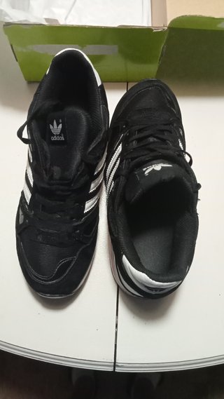 Zapatillas Adidas ZX 750 Negras y Blancas de segunda mano por 35