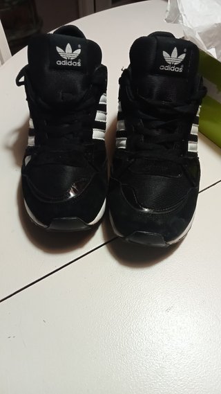 Zapatillas Adidas ZX 750 Negras y Blancas de segunda mano por 35
