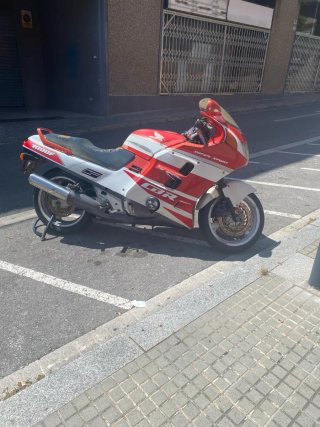 Honda CBR1000F Sport Roja y Blanca
