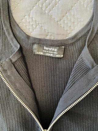 Top Bershka negro con cremallera