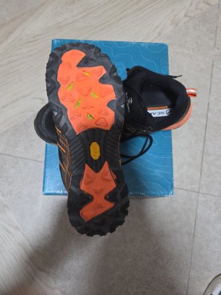 Zapatillas Trail Scarpa Neutron 2 Negras Naranja