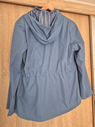 Chaqueta azul con forro de rayas