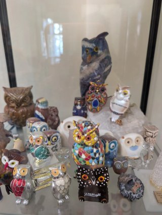 Colección de figuras decorativas de búhos + Mueble