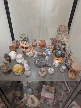 Colección de figuras decorativas de búhos + Mueble