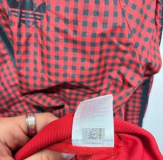 Chaqueta Adidas a cuadros roja y negra