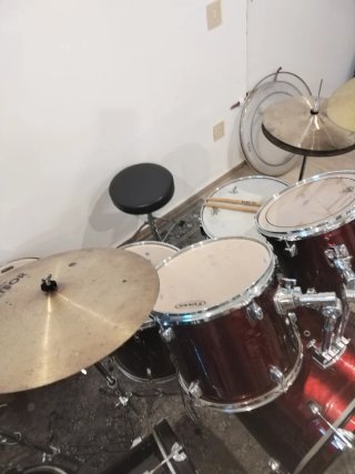 Batteria acustica rossa