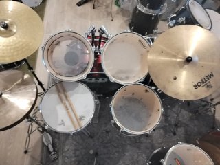Batteria acustica rossa