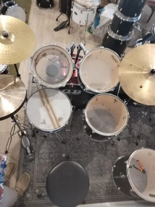 Batteria acustica rossa