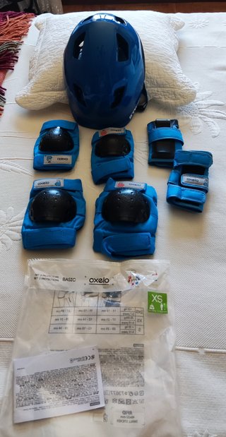 Casco y protectores infantiles azul