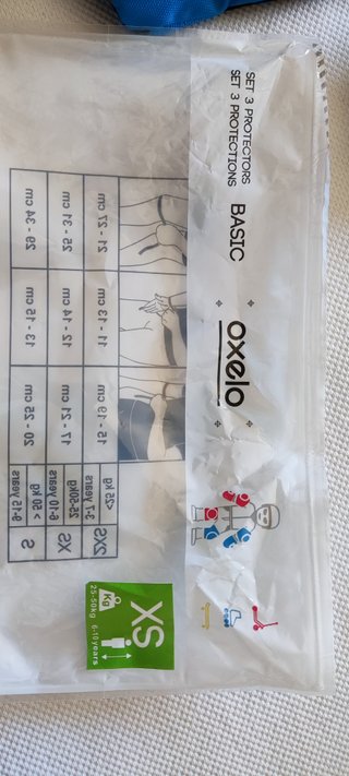 Casco y protectores infantiles azul