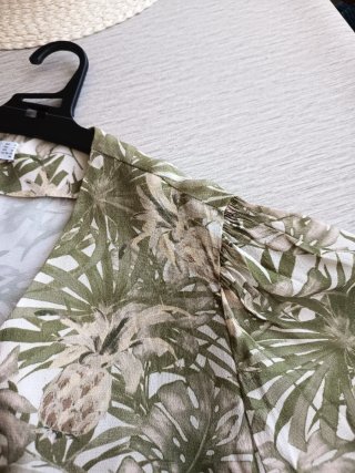 Blusa Mango Estampada Hojas Verde y Beige