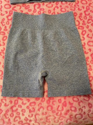 Conjunto deportivo gris