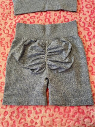 Conjunto deportivo gris