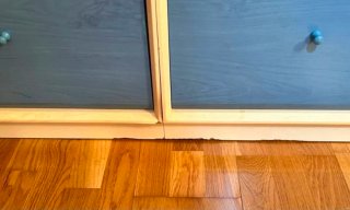 Cómoda de madera azul y blanca