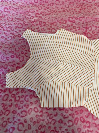 Vestido corto con rayas naranjas