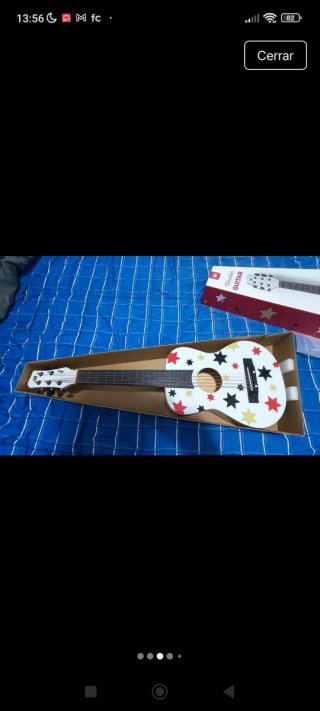 Guitarra de madera infantil con estrellas
