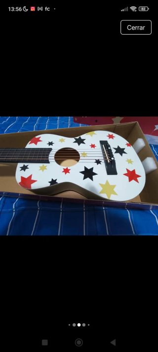 Guitarra de madera infantil con estrellas