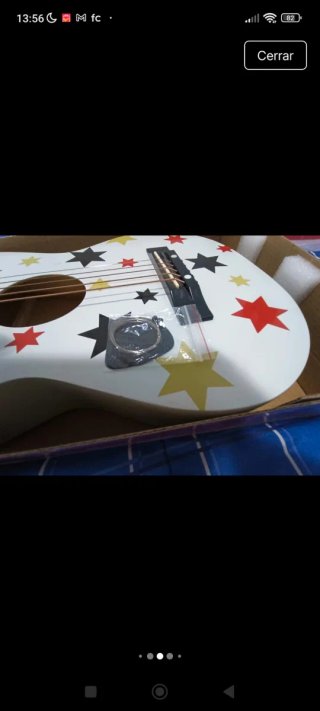 Guitarra de madera infantil con estrellas