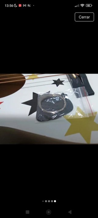 Guitarra de madera infantil con estrellas