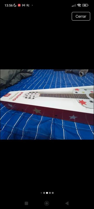 Guitarra de madera infantil con estrellas