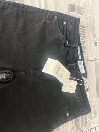 Vaqueros negros Bershka rotos, tallan pequeño