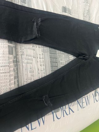 Vaqueros negros Bershka rotos, tallan pequeño