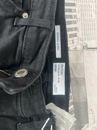 Vaqueros negros Bershka rotos, tallan pequeño