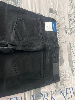 Vaqueros negros Bershka rotos, tallan pequeño