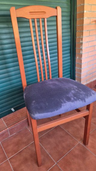 4 Sillas de madera maciza tapizadas