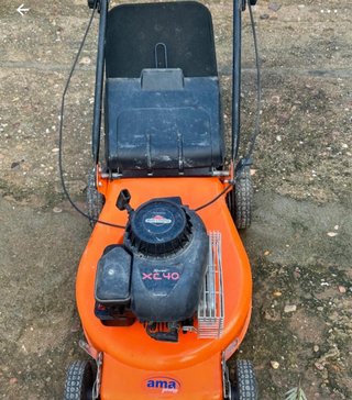 Cortacésped naranja con bolsa recolectora