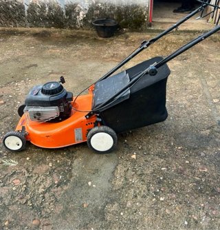 Cortacésped naranja con bolsa recolectora
