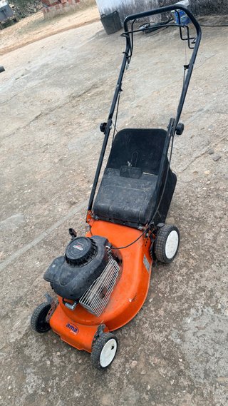 Cortacésped naranja con bolsa recolectora