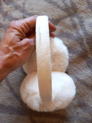 Orejeras de pelo blanco suave