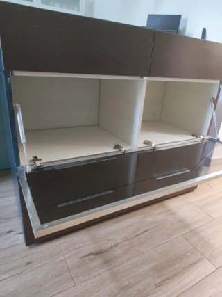 Mueble con cajones y vitrina