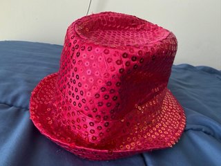 Gorro brillante rosa y rojo