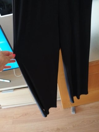 Mono negro elegante con pedrería