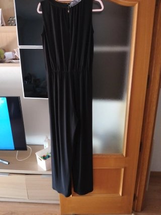 Mono negro elegante con pedrería
