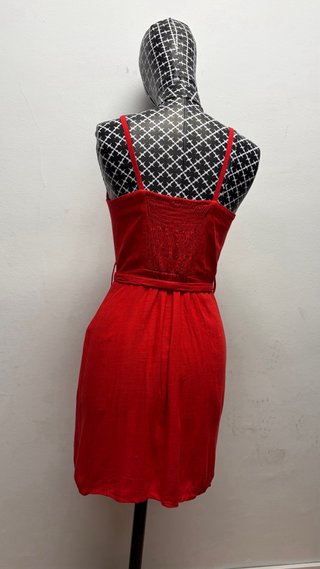 Vestido rojo con cinturón
