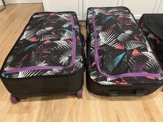 Maleta de viaje con estampado tropical