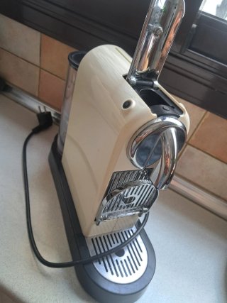 Cafetera Nespresso DeLonghi Beige