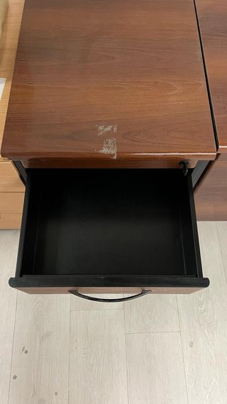 Cajonera de madera con ruedas